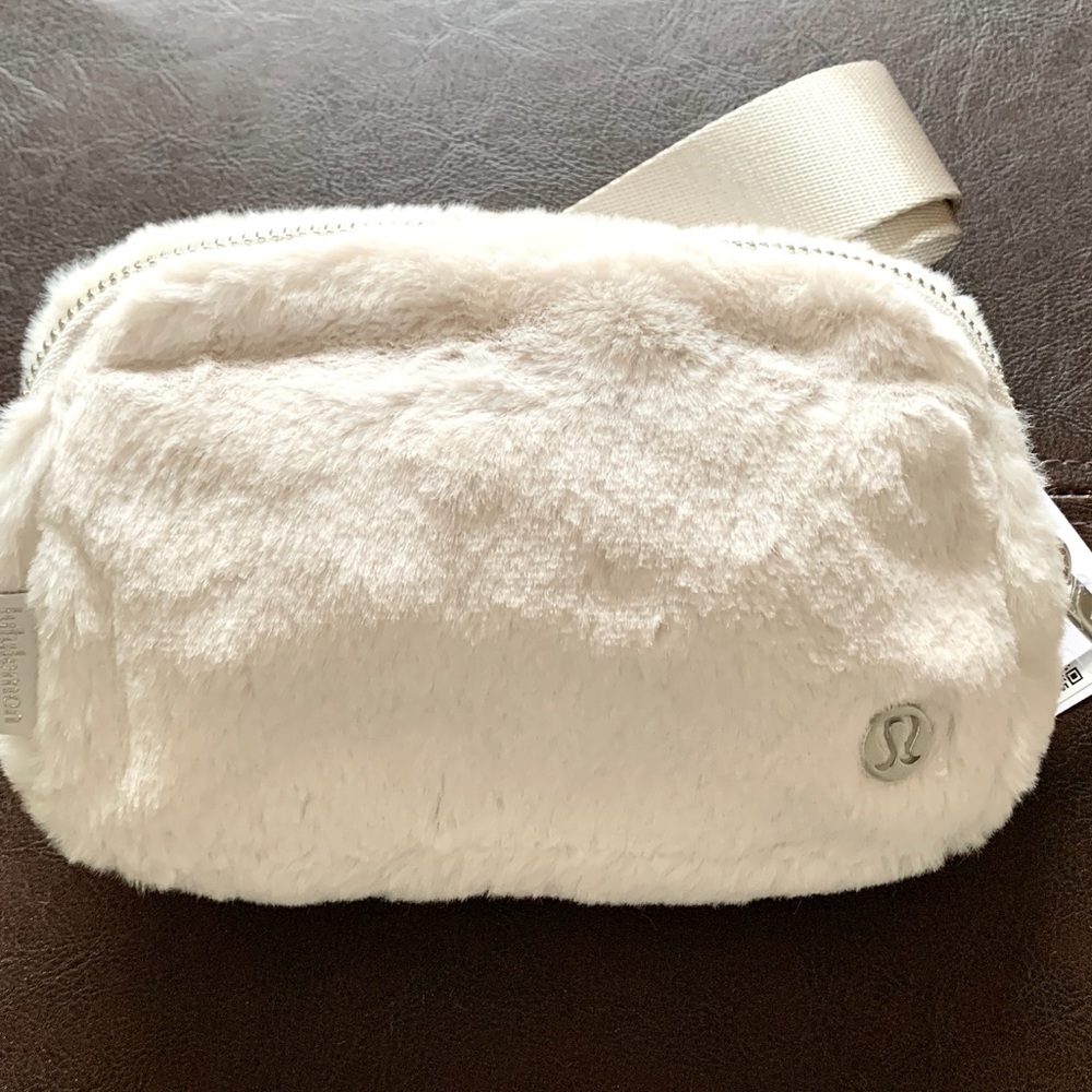 $68 Lululemon Everywhere Belt Bag Plush Fleece LU9BVPS